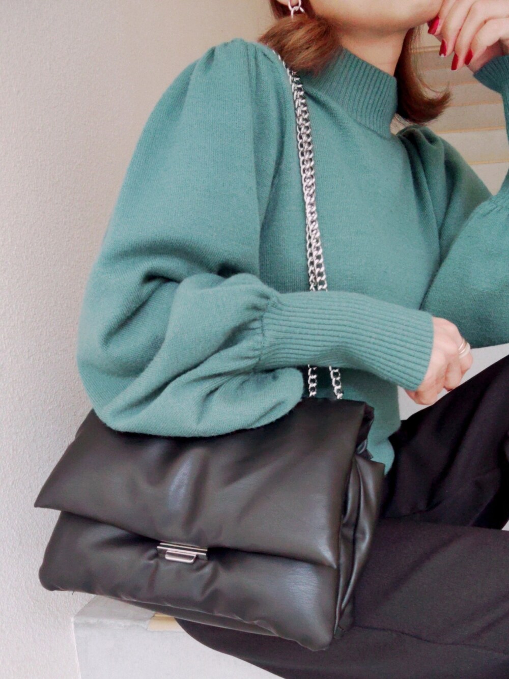 グリーン系のニット/セーター、ブラック系のその他パンツ、シルバー系のピアス（両耳用）を着用したレディースの冬コーディネートの2枚目の写真