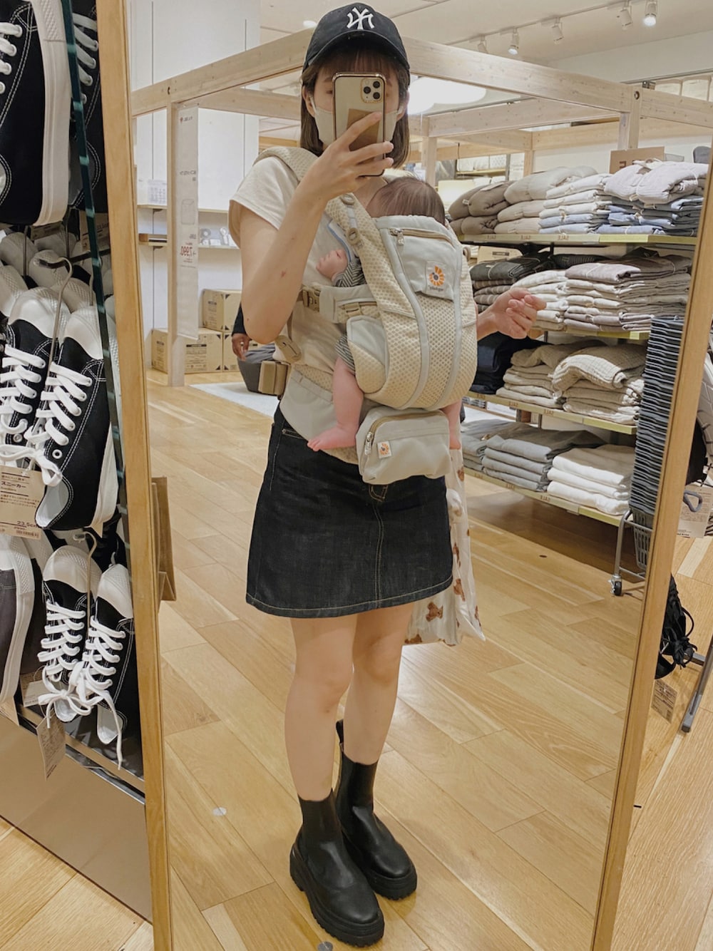 「ブーツ、キャップ、ミニスカート、mystic、デニムスカート、NEW ERA、サイドゴアブーツ、ootd、ergobaby、キャップコーデ、ohotoro、抱っこ紐、papermoon、ママコーデ」｜「NEW ERAの【NEW ERA / ニューエラ】べーズボールNYロゴキャップ（キャップ、ブラック系）」を使った、maoさん（レディース・153cm）の秋コーディネートの1枚目の写真