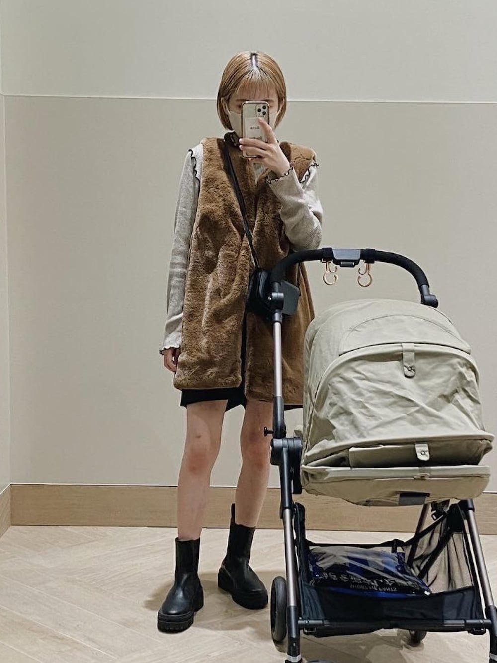 「きれいめカジュアル、秋のコーデ、休日コーデ、Kastane、Discoat、ベスト、mystic、ショートパンツ、サイドゴアブーツ、APC、ベビーカー」｜「mysticのサイドゴアブーツ（ブーツ、ブラック系）」を使った、maoさん（レディース・153cm）の秋コーディネートの1枚目の写真