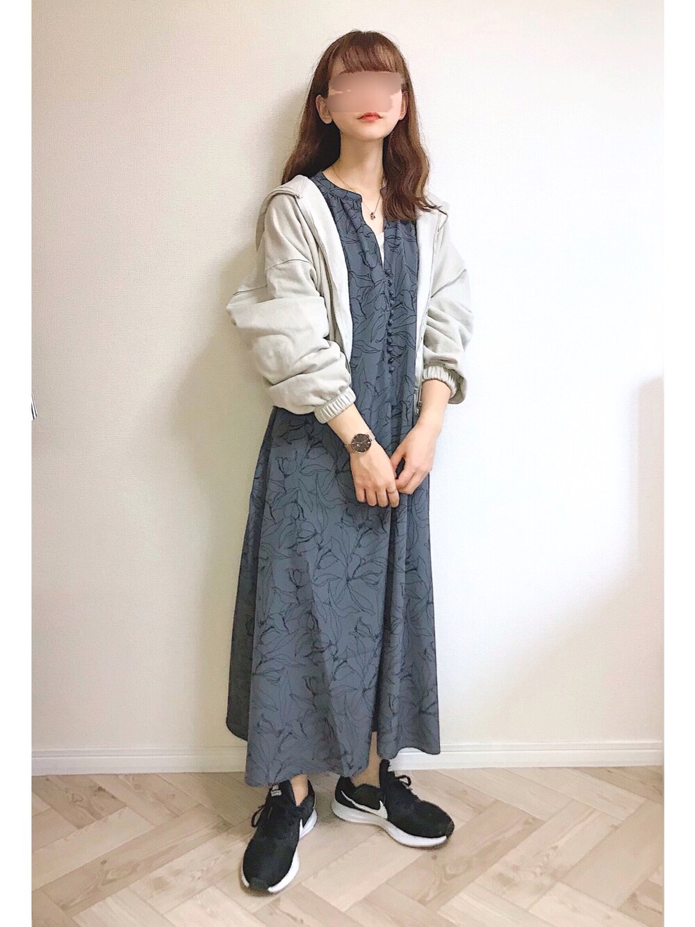 「スニーカー、NIKE、アーバンリサーチ、休日コーデ、きれいめカジュアル、オトナカジュアル、秋コーデ、ITEMS URBANRESEARCH」｜「ITEMS URBANRESEARCHの花柄プリントワンピース（ワンピース、グレー系）」を使った、もも⋆*さん（レディース・155cm）の秋コーディネートの1枚目の写真