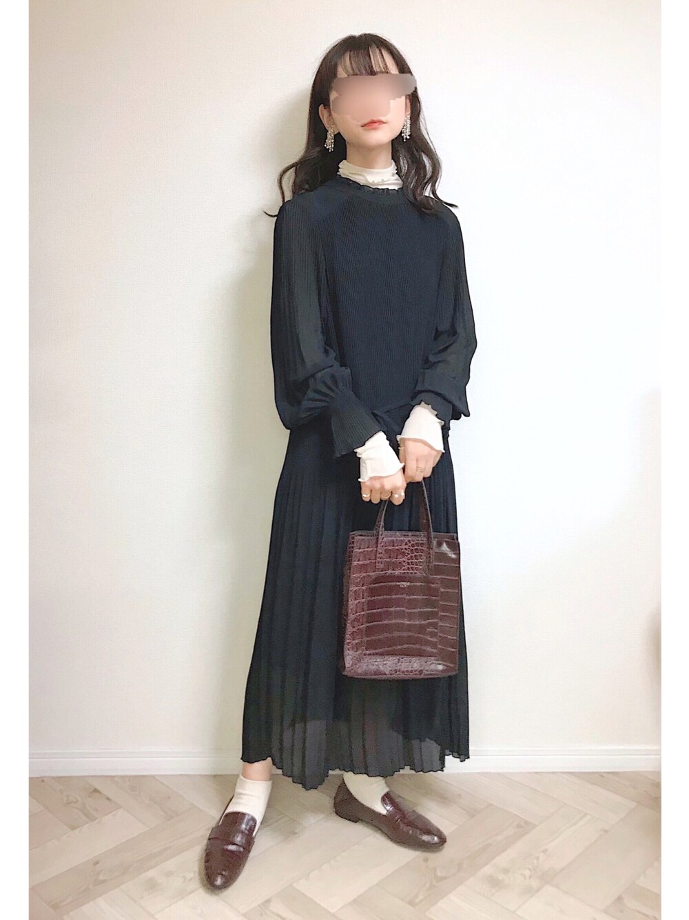 「ブラック、アーバンリサーチ、ROSSO、低身長、秋コーデ、スクエアバッグ、シアートップス、URBAN RESEARCH ROSSO、だから秋服が好き」｜「URBAN RESEARCH ROSSOのランダムプリーツワンピース（ワンピース、ブラック系）」を使った、もも⋆*さん（レディース・155cm）の秋コーディネートの1枚目の写真
