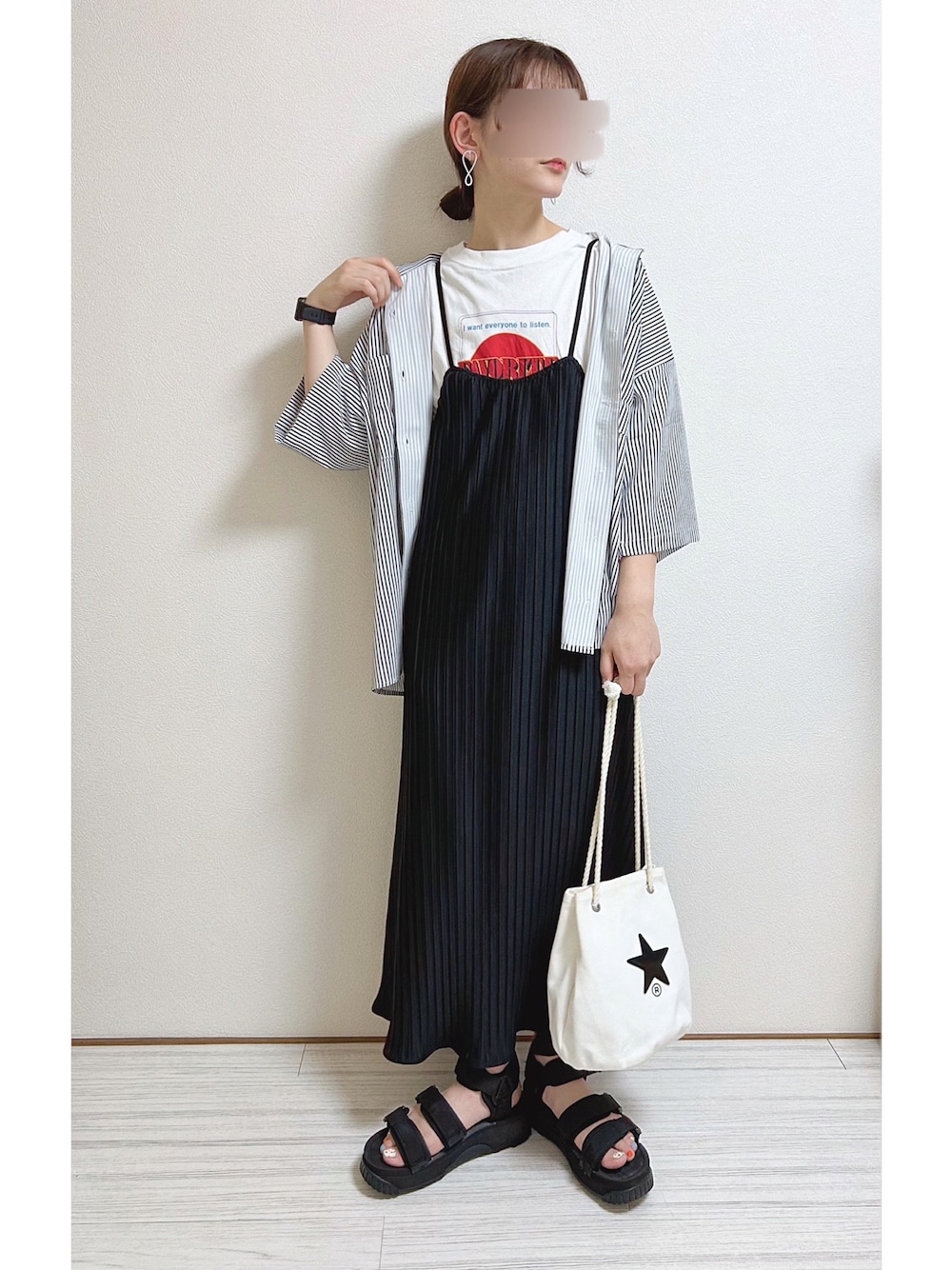 その他のシャツ/ブラウス、ホワイト系のTシャツ/カットソー、ブラック系のワンピースを着用したレディースの夏コーディネートの1枚目の写真