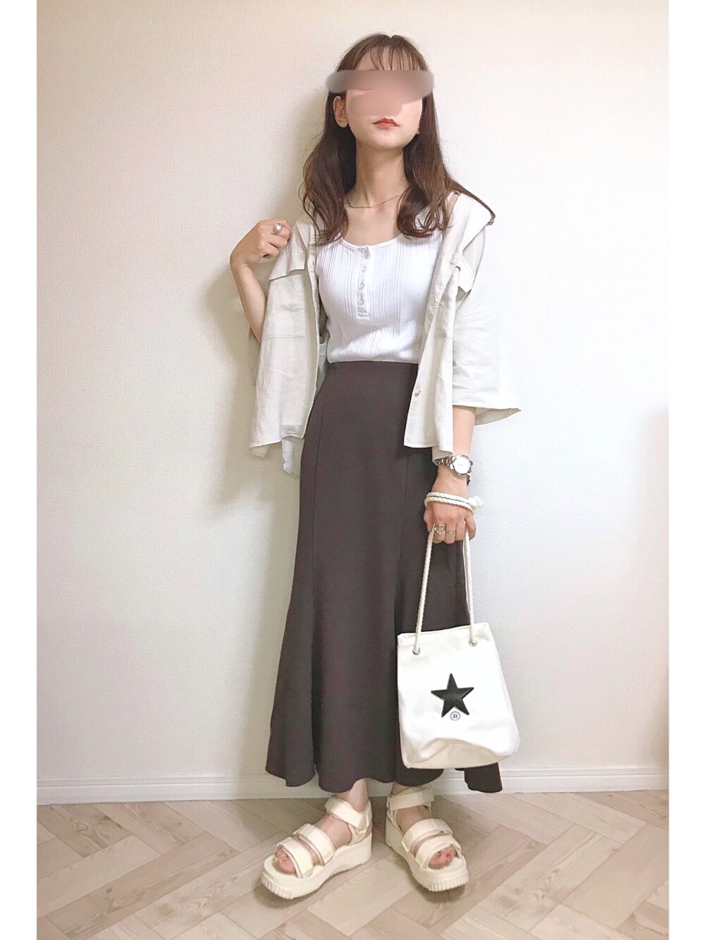グレー系のシャツ/ブラウス、ホワイト系のタンクトップ、ブラウン系のスカートを着用したレディースの夏コーディネートの1枚目の写真