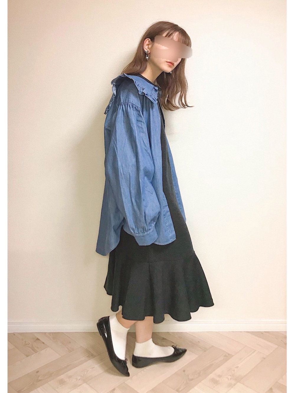 ブルー系のデニムジャケット、グレー系のワンピース、ブラック系のバレエシューズを着用したレディースの秋コーディネートの1枚目の写真