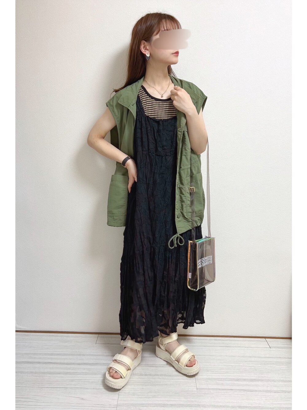 「tiptop、tiptop_pocket、ミリタリーベスト、クリアバッグ、夏コーデ、低身長、厚底サンダル、プチプラ」｜「tiptopのシアージャガードノースリワンピース（ワンピース、ブラック系）」を使った、もも⋆*さん（レディース・155cm）の春コーディネートの1枚目の写真