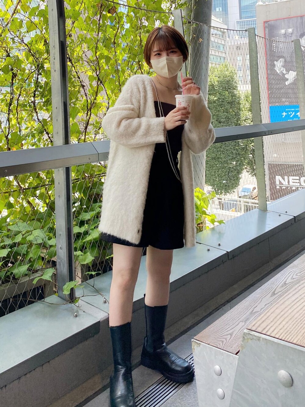 ホワイト系のカーディガン/ボレロ、ブラウン系のキャミソール、その他のその他を着用したレディースの夏コーディネートの1枚目の写真