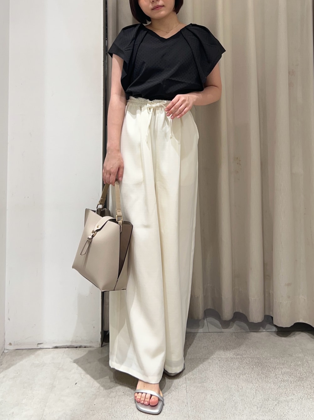 ブラック系のシャツ/ブラウス、ホワイト系のその他パンツを着用したレディースの夏コーディネートの1枚目の写真