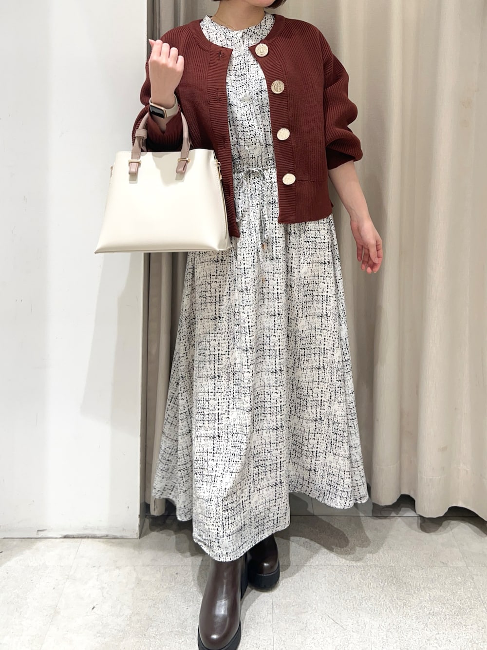 その他のワンピース、ホワイト系のショルダーバッグ、その他のその他を着用したレディースの冬コーディネートの1枚目の写真