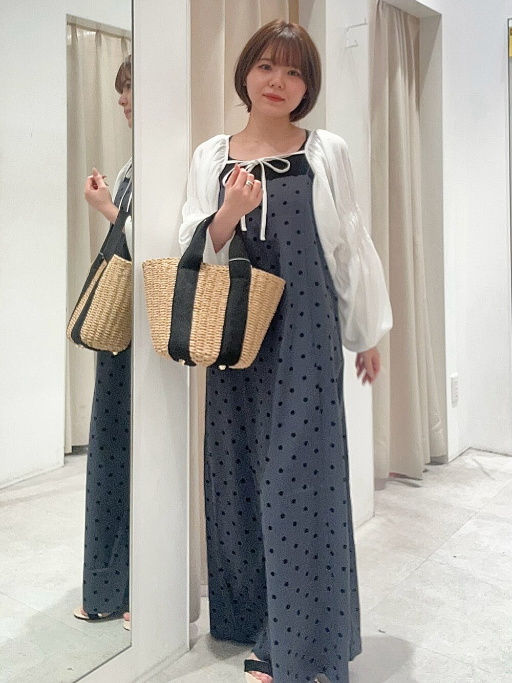その他のワンピース、ホワイト系のカーディガン/ボレロ、ブラック系のショルダーバッグを着用したレディースの春コーディネートの1枚目の写真