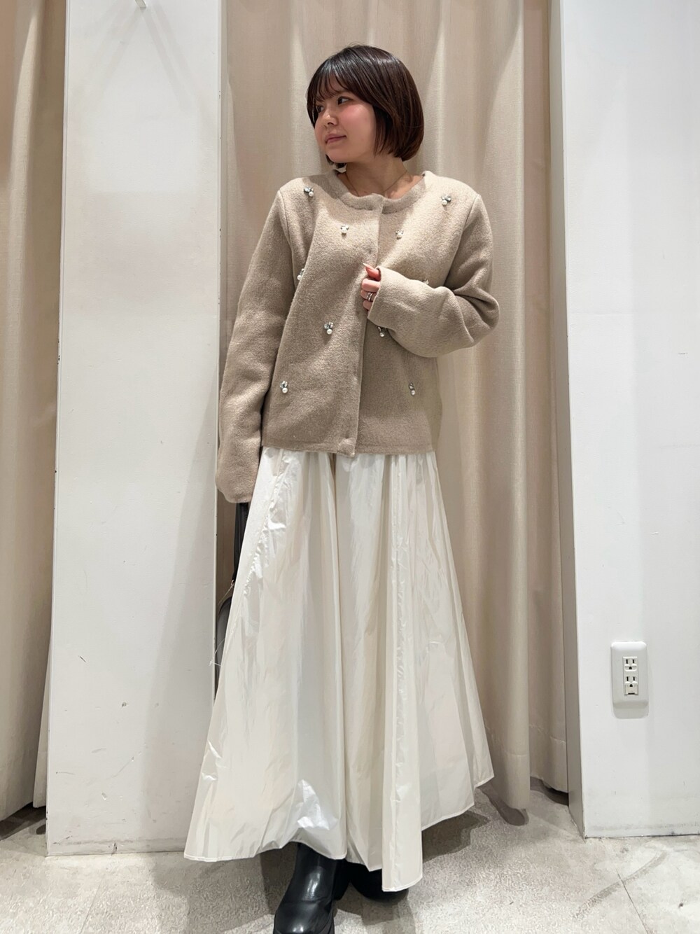グレー系のその他アウター、ホワイト系のスカート、その他のその他を着用したレディースの冬コーディネートの1枚目の写真