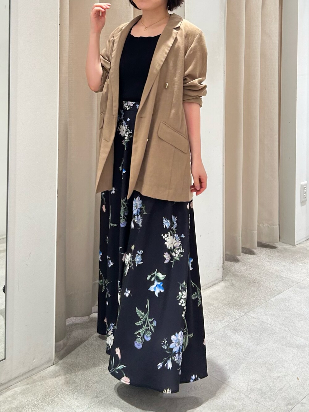 ベージュ系のその他アウター、ブラック系のスカート、その他のその他を着用したレディースの夏コーディネートの1枚目の写真