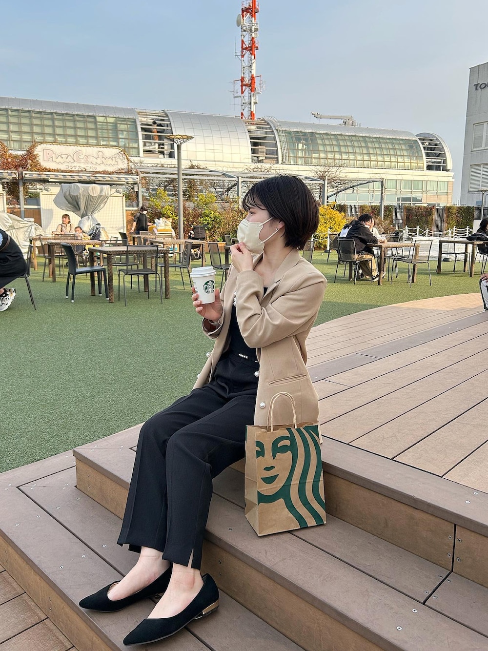 ブラック系のその他パンツ、イエロー系のテーラードジャケット、ブラック系のその他シューズを着用したレディースの春コーディネートの1枚目の写真