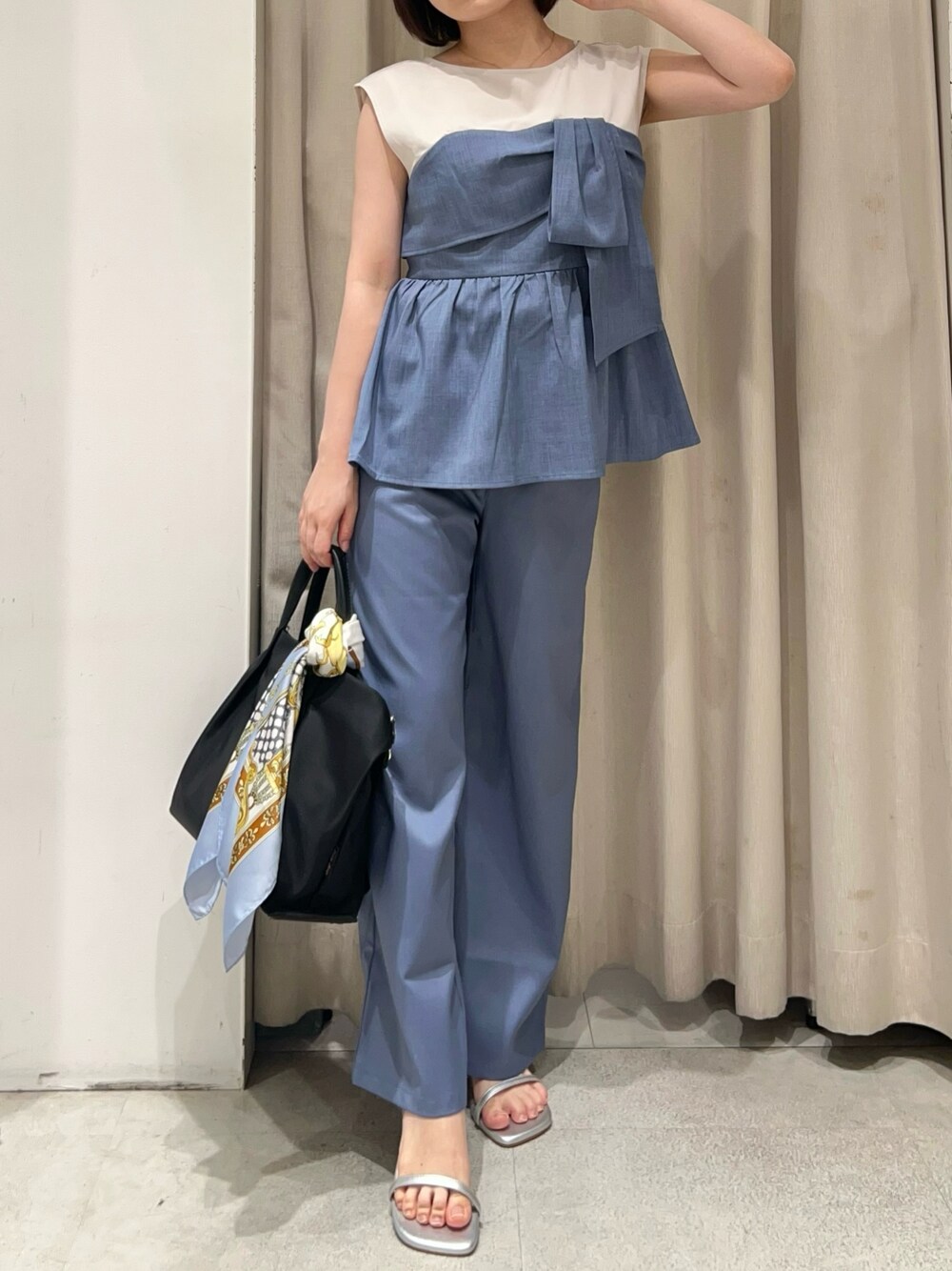 ブルー系のTシャツ/カットソー、ブルー系のその他パンツ、その他のその他を着用したレディースの夏コーディネートの1枚目の写真