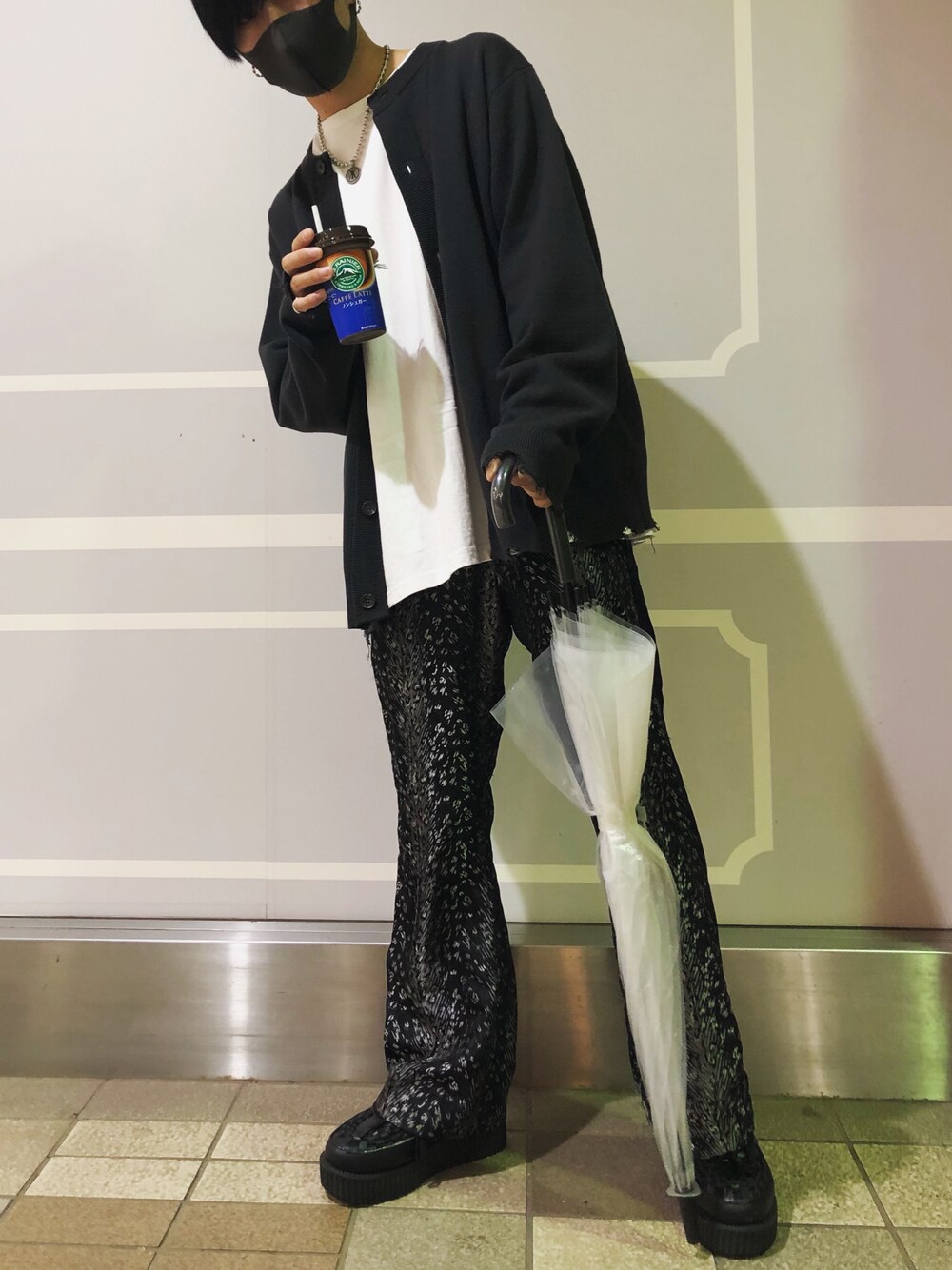 グレー系のカーディガン/ボレロ、ブラック系のパンツを着用したメンズの秋コーディネートの1枚目の写真