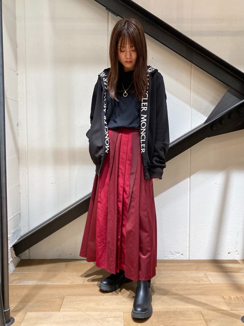 「スカート、ブーツ、パーカー、黒、赤、ロングスカート、サイドゴアブーツ、MONCLER、フーディー、モンクレール」｜「MARECHAL TERREのMARECHAL TERRE（マルシャルテル) 折り紙スカート/ ZMT224SK333（スカート、レッド系）」を使った、Yukinob2ndさん（レディース・157cm）の秋コーディネートの1枚目の写真