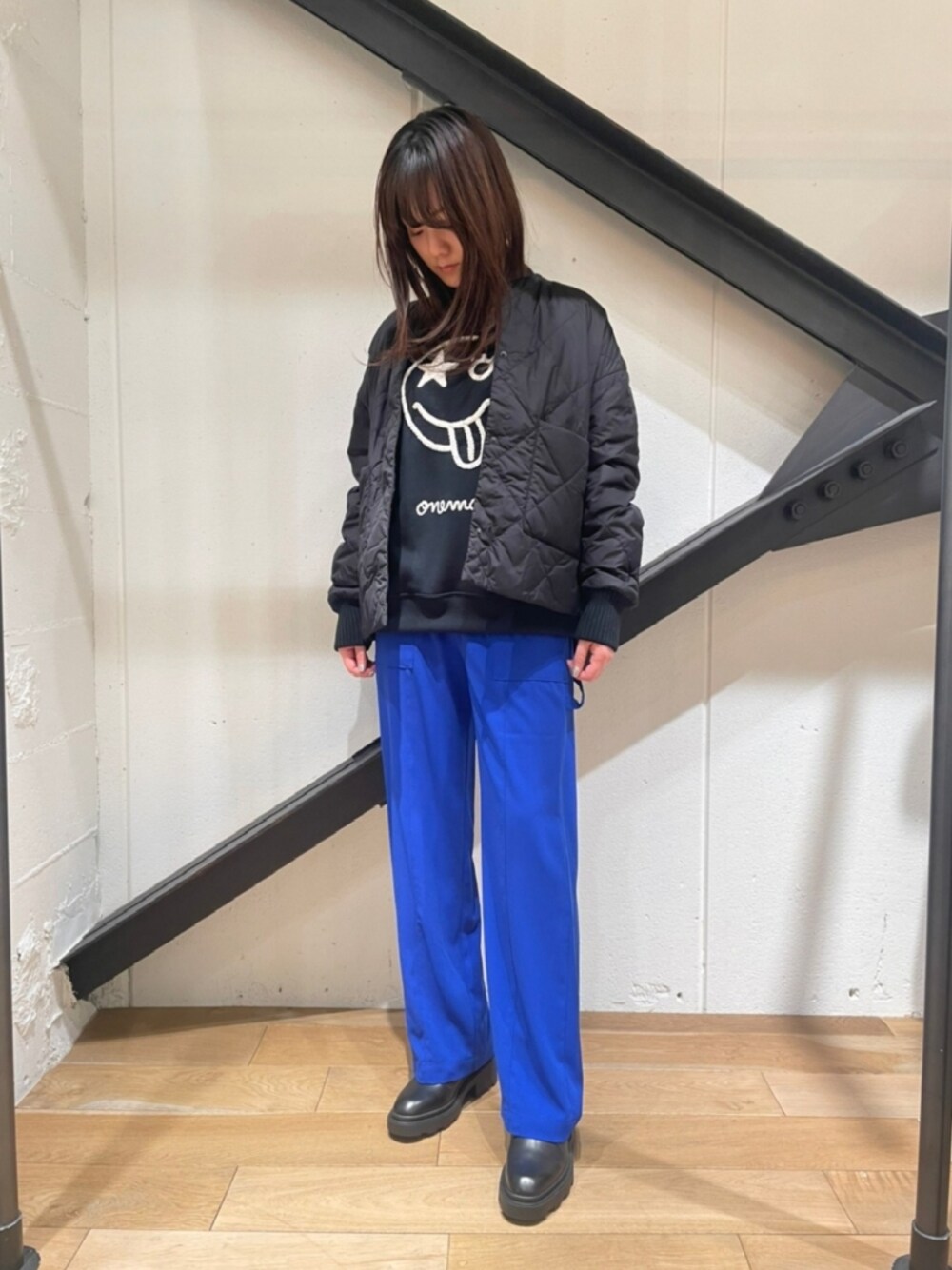 「カラーパンツ、ワイドパンツ、パンツスタイル、ブルー、青、スウェット、ダウンジャケット、DUVETICA、ブーツ、ニコちゃん、黒、ブラック、ブルゾン、ノーカラーコート」｜「DROIT BELLOのDROIT BELLO（ドロイトベロ）ワークディティールパンツ（その他パンツ、ブルー系）」を使った、Yukinob2ndさん（レディース・156cm）の冬コーディネートの1枚目の写真
