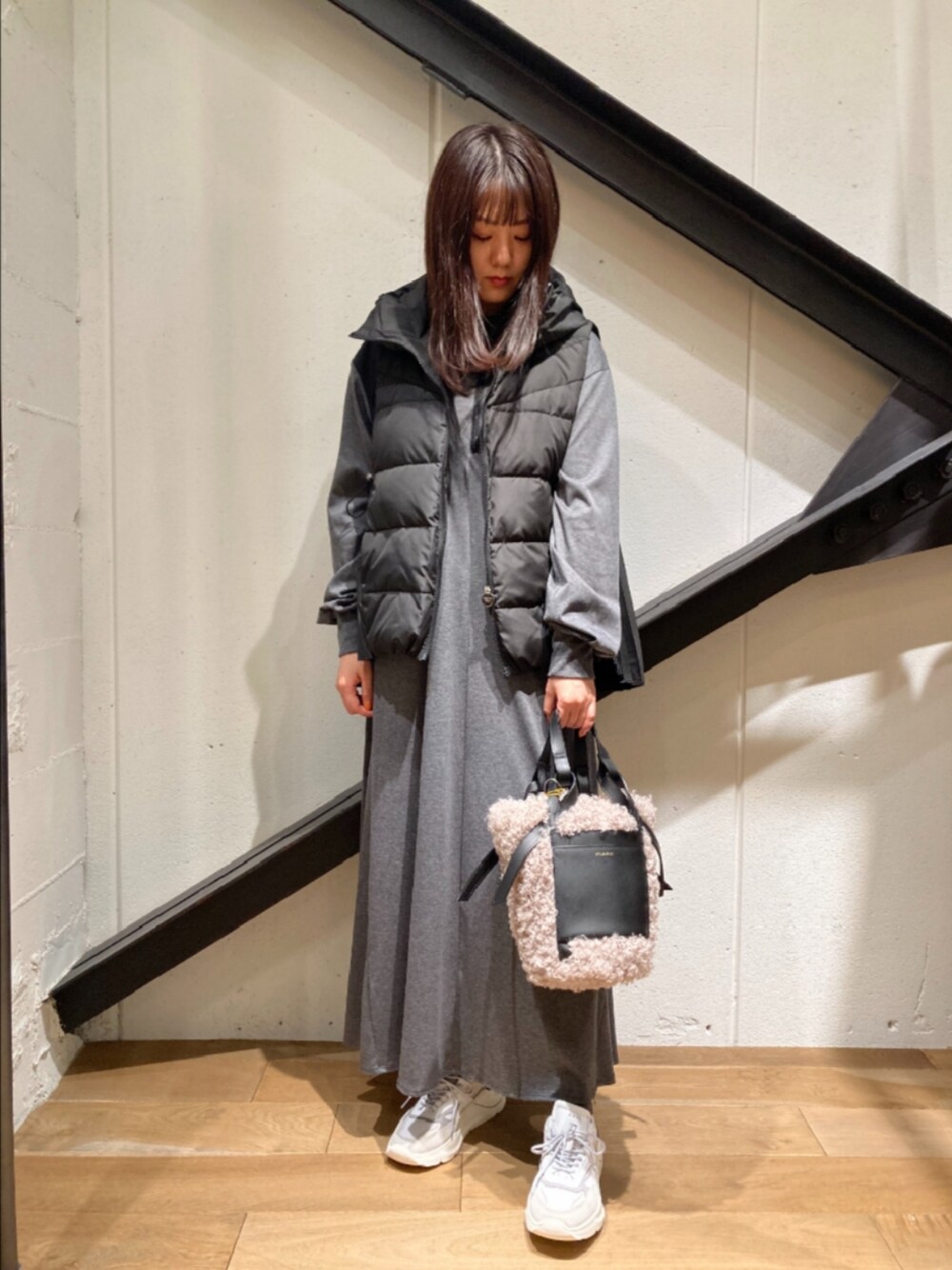 「ワンピース、マキシ丈ワンピース、スニーカー、ファーバッグ、バッグ、もこもこ、ダウンベスト、ダウン、グレー、黒、ブラック、オトナカジュアル、オトナ女子、デート」｜「D.A.T.E.のD.A.T.E.（デイト）B'2nd 別注FUGA /グレー×ホワイト（スニーカー、グレー系）」を使った、Yukinob2ndさん（レディース・157cm）の夏コーディネートの1枚目の写真