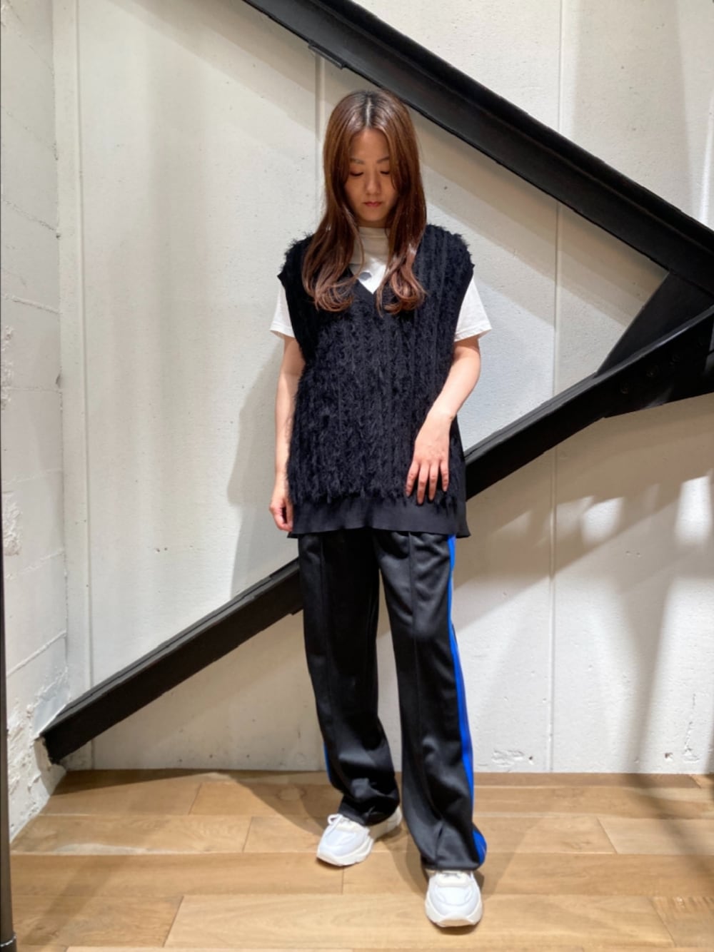 「ジャージ、ラインパンツ、ベスト、レイヤードスタイル、シンプルコーデ、黒、ブラック、スニーカー、トラックパンツ、メンズライク」｜「GOOD ROCK SPEEDのGOOD ROCK SPEED (グッドロックスピード) michaljackson kingofpop Tシャツ/マイケルジャクソン（Tシャツ/カットソー、ホワイト系）」を使った、Yukinob2ndさん（レディース・157cm）の秋コーディネートの1枚目の写真