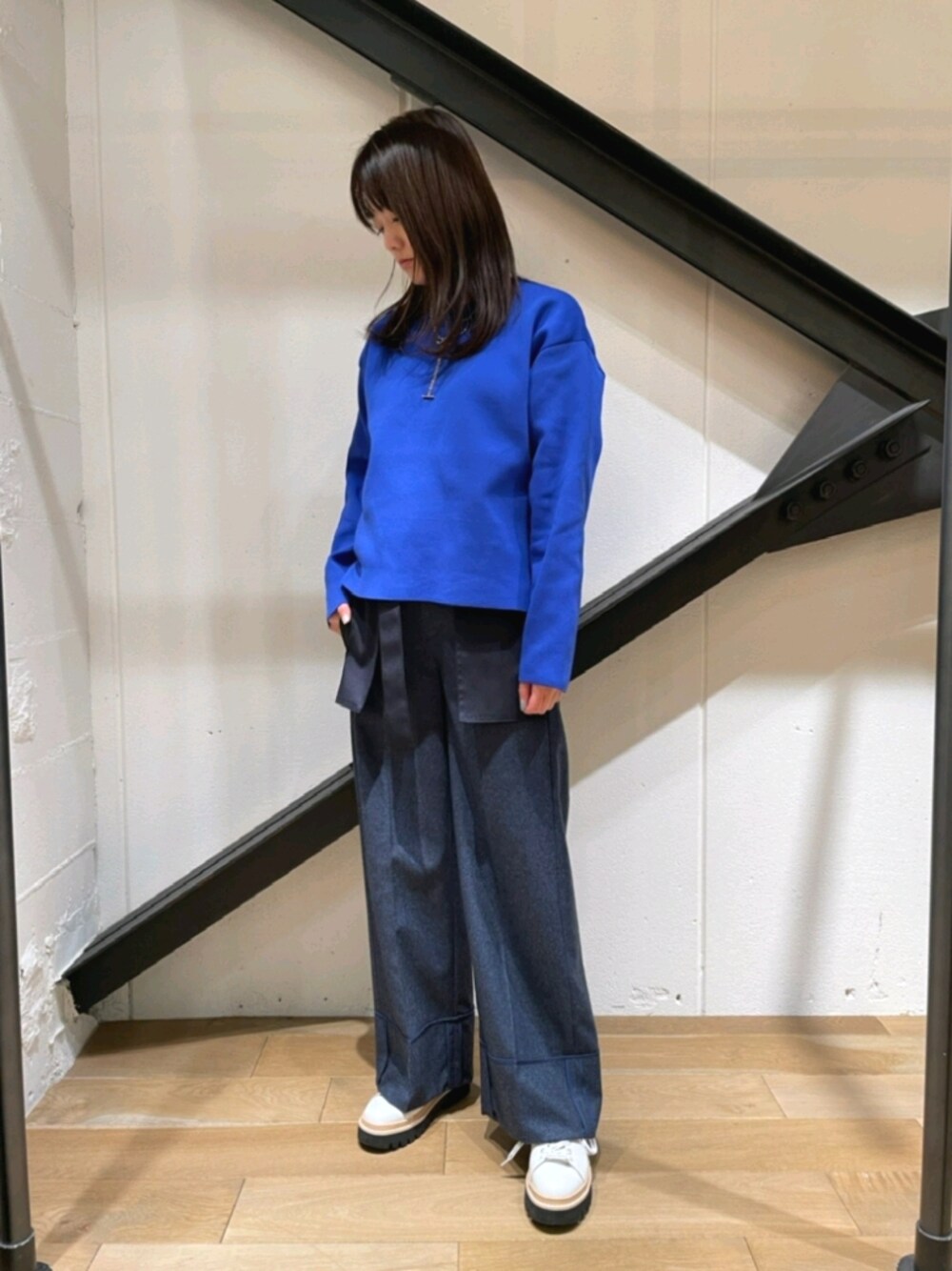 「ブルー、青、ワイドパンツ、パンツスタイル、冬コーデ、カジュアル、オトナカジュアル、ニット、リラックススタイル、レースアップシューズ」｜「DROIT BELLOのDROIT BELLO（ドロイトベロ）クルーネックニット（ニット/セーター、ブルー系）」を使った、Yukinob2ndさん（レディース・156cm）の冬コーディネートの1枚目の写真