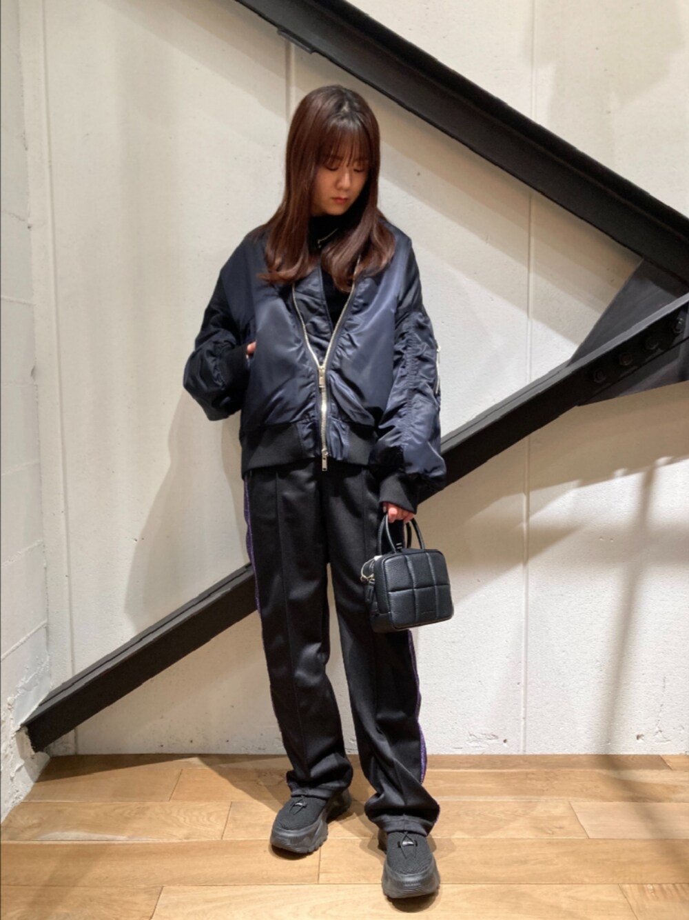 「ジャージ、ラインパンツ、MA-1、ブルゾン、パンツスタイル、ネイビー、オーバーサイズ、春アウター、トラックパンツ、メンズライク、厚底シューズ、スニーカー」｜「upperhightsのupper hights（アッパーハイツ）THE U-2（MA-1、ブルー系）」を使った、Yukinob2ndさん（レディース・157cm）の冬コーディネートの1枚目の写真