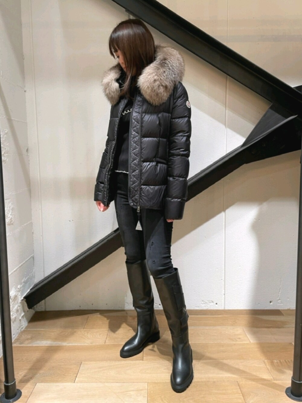 「モンクレール、ダウンジャケット、MONCLER、黒、ブラック、ロングブーツ、ニット、デニム、オトナカジュアル、シンプル」｜「MONCLERのアイテム（ダウンジャケット/コート、ブラック系）」を使った、Yukinob2ndさん（レディース・156cm）の秋コーディネートの1枚目の写真