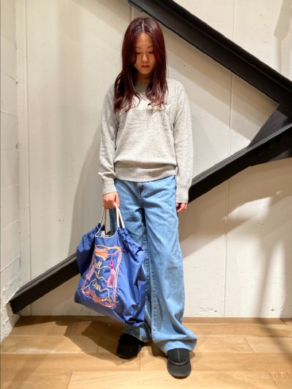 「グレー、ニット、デニム、ストレートデニム、アグ、UGG、ムートンブーツ、エコバッグ、カジュアル、休日スタイル、ラクチンコーデ」｜「Ball&ChainのBall&Chain(ボールアンドチェーン) Tasseles/Lサイズ（エコバッグ/サブバッグ、ブルー系）」を使った、Yukinob2ndさん（レディース・157cm）の秋コーディネートの1枚目の写真