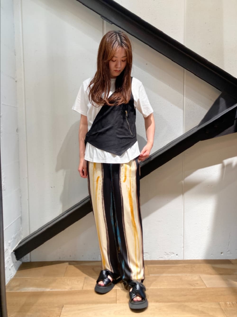 「柄パンツ、サンダル、カジュアル、オトナカジュアル、休日スタイル、夏、シンプルコーデ、オトナ女子、夏コーデ、レイヤードスタイル、Tシャツ」｜「MAISON MAVERICK PRESENTSのMAISON MAVERICK PRESENTS（メゾン・マベリック・プレゼンツ）フスベットサンダル（サンダル、ブラック系）」を使った、Yukinob2ndさん（レディース・157cm）の夏コーディネートの1枚目の写真