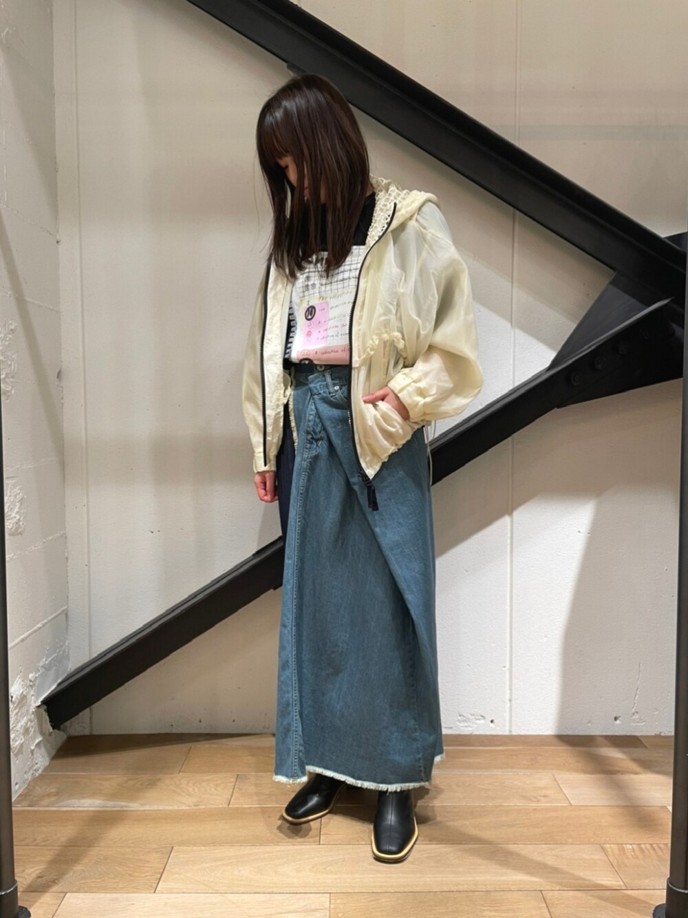 「デニム、デニムスカート、プリーツスカート、B2nd、b2nd自由が丘、ブーツ、春コーデ、ナイロンジャケット、Tシャツ、ロゴT、カジュアル、MM6、オトナ女子、オトナカジュアル、春」｜「AULA AILAのAULA AILA（アウラ アイラ）別注レイヤードパーカー（ブルゾン、ホワイト系）」を使った、Yukinob2ndさん（レディース・156cm）の春コーディネートの1枚目の写真