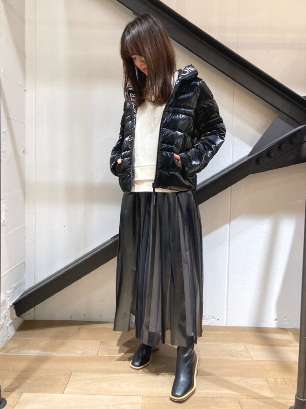 「モンクレール、MONCLER、ダウンジャケット、オトナカジュアル、プリーツスカート、スカート、ブーツ、ショートブーツ、黒、ブラック、白、ホワイト、ロゴ」｜「MONCLERのアイテム（ダウンジャケット/コート、ブラック系）」を使った、Yukinob2ndさん（レディース・156cm）の冬コーディネートの1枚目の写真