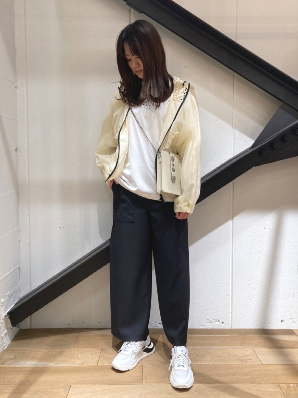 「スニーカー、厚底サンダル、ワイドパンツ、ブルゾン、ナイロンジャケット、春コーデ、MARNI、白Tシャツ、Tシャツ、ロゴT、カジュアル」｜「AULA AILAのAULA AILA（アウラ アイラ）別注レイヤードパーカー（ブルゾン、ホワイト系）」を使った、Yukinob2ndさん（レディース・156cm）の冬コーディネートの1枚目の写真