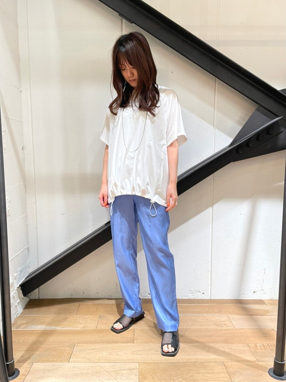「B2nd、b2nd自由が丘、カラーパンツ、パンツスタイル、サンダル、カジュアル、白Tシャツ、白、Tシャツ、ブルー、青、オトナカジュアル、シンプル、夏コーデ」｜「B'2ndのMunich(ミューニック) キュプラオーガニックコットンテーパードパンツ/MN221P62（その他パンツ、ブルー系）」を使った、Yukinob2ndさん（レディース・157cm）の春コーディネートの1枚目の写真