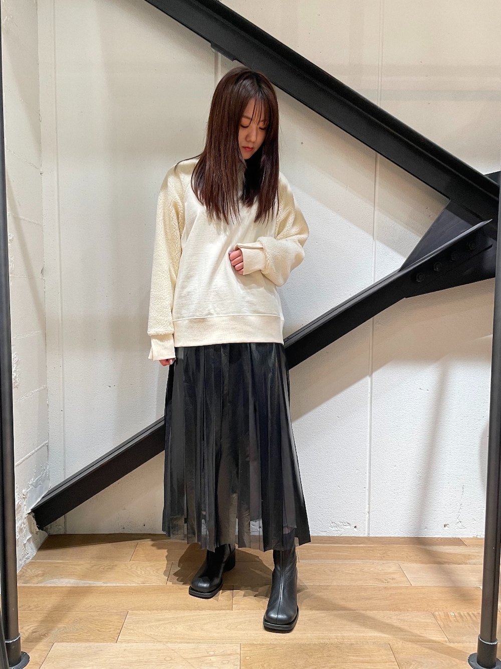 「B2nd、b2nd自由が丘、プリーツスカート、スカート、ロングスカート、もこもこ、ボア、スウェット、白、黒、オトナカジュアル、カジュアル、秋コーデ」｜「NAKAGAMIのNAKAGAMI(ナカガミ) rubber print skirt/スカート/N03REG0001A（スカート、ブラック系）」を使った、Yukinob2ndさん（レディース・157cm）の秋コーディネートの1枚目の写真
