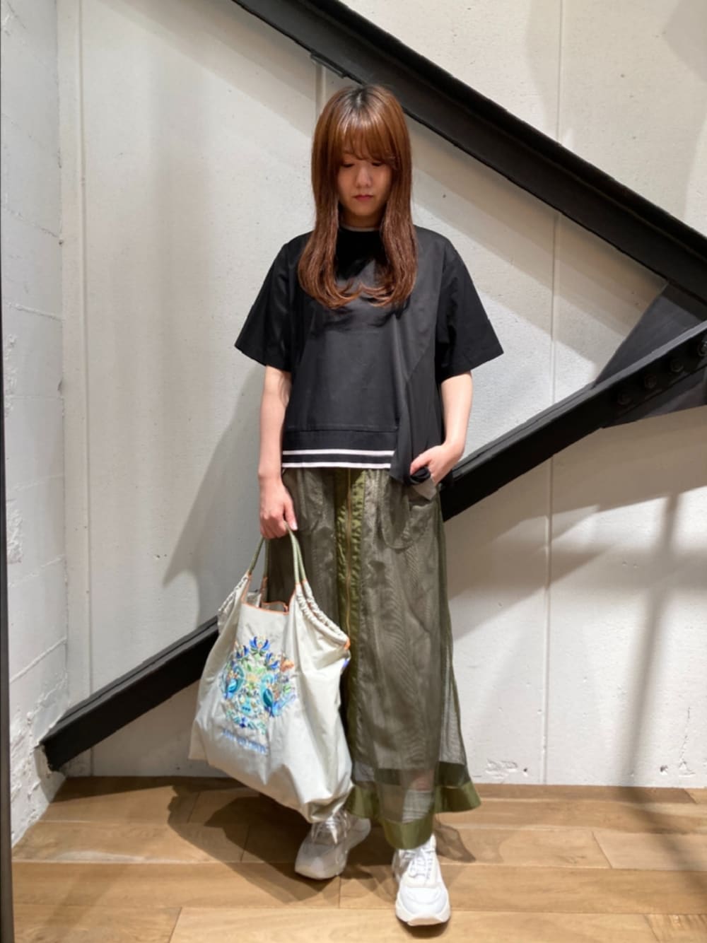「黒、ブラック、Tシャツ、スカート、リバーシブル、メッシュ、スニーカー、白スニーカー、エコバッグ、バッグ、オトナカジュアル、休日スタイル、夏」｜「D.A.T.E.のD.A.T.E.（デイト）別注FUGA/ライトベージュ（スニーカー、ホワイト系）」を使った、Yukinob2ndさん（レディース・157cm）の春コーディネートの1枚目の写真