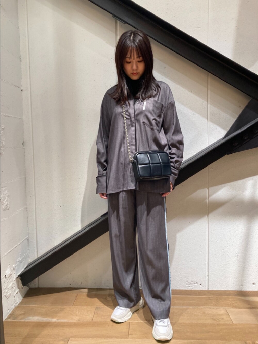 「セットアップ、ストライプ、パンツスタイル、パンツコーデ、パンツ、グレー、チェーンバッグ、スニーカー、白スニーカー、秋服、オトナカジュアル、メンズライク、シャツスタイル」｜「ADD CULUMNのADD CULUMN(アドカラム) PUFF - CROSSBODY CHAIN/チェーンバッグ（ショルダーバッグ、ブラック系）」を使った、Yukinob2ndさん（レディース・157cm）の秋コーディネートの1枚目の写真