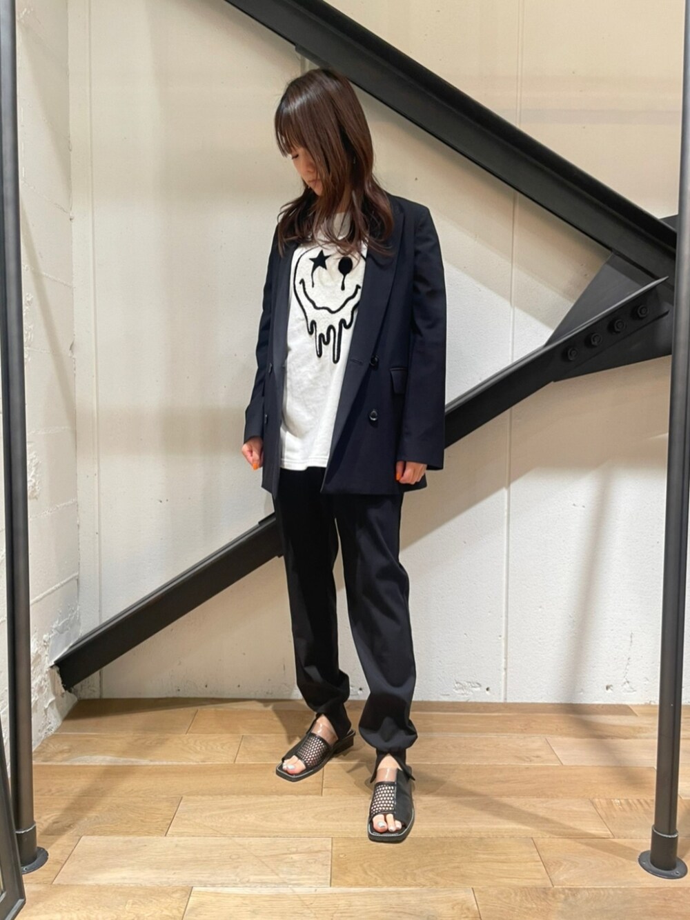 「ニコちゃん、スマイル、白Tシャツ、セットアップ、スリット、パンツスタイル、サンダル、ジャケット、B2nd、b2nd自由が丘、白、ホワイト、黒、ブラック」｜「ONE MADEのONE MADE(ワンメイド) サガラシシュウメルトニコTシャツ/ホワイト（Tシャツ/カットソー、ホワイト系）」を使った、Yukinob2ndさん（レディース・157cm）の夏コーディネートの1枚目の写真