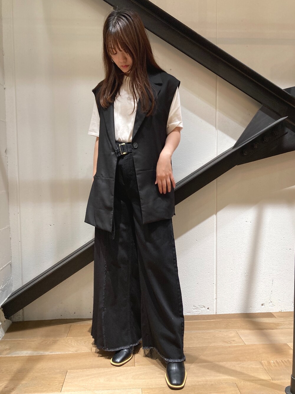 「B2nd、b2nd自由が丘、デニム、黒、ブーツ、プリーツパンツ、白Tシャツ、白、ホワイト、ブラック、ジレ、ベスト、ワイドパンツ」｜「DROIT BELLOのDROIT BELLO(ドロイトベロ) サイドオープンベストジャケット（その他アウター、ブラック系）」を使った、Yukinob2ndさん（レディース・157cm）の夏コーディネートの1枚目の写真