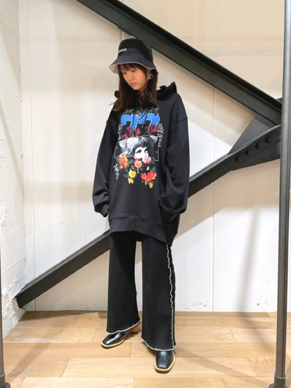 「ワイドパンツ、リブパンツ、パーカー、オーバーサイズ、バケットハット、ストリート、韓国ファッション、MSGM、黒」｜「MSGMのMSGM（エムエスジーエム）コラージュプリント パーカー（パーカー、ブラック系）」を使った、Yukinob2ndさん（レディース・156cm）の秋コーディネートの1枚目の写真