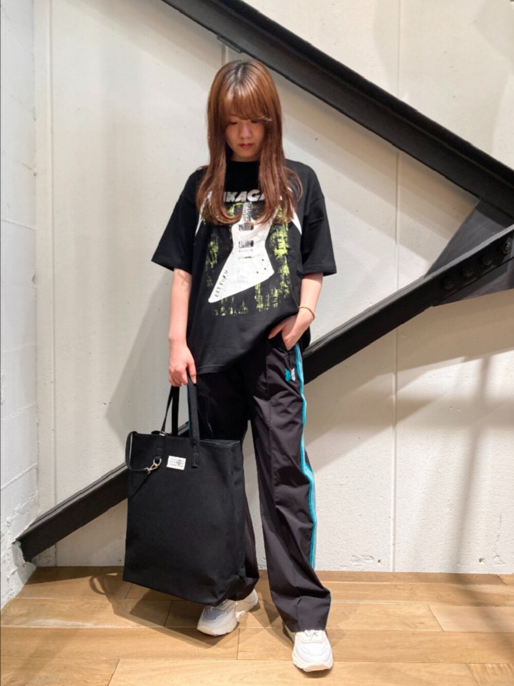 「トラックパンツ、ジャージ、ラインパンツ、NEEDLES、メンズライク、ブラック、黒、MM6、スニーカー、白スニーカー、休日コーデ、Tシャツ、プリントT」｜「D.A.T.E.のD.A.T.E.（デイト）別注FUGA/ライトベージュ（スニーカー、ホワイト系）」を使った、Yukinob2ndさん（レディース・157cm）の春コーディネートの1枚目の写真