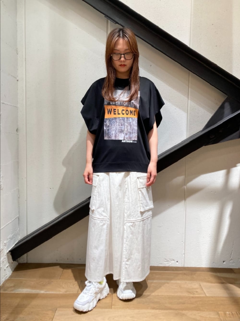 「ロゴT、スカート、ミリタリー、カーゴスカート、スニーカー、白スニーカー、Tシャツ、黒Tシャツ、オトナカジュアル、休日スタイル、カジュアル、シンプル」｜「DROIT BELLOのDROIT BELLO（ドロイトベロ）カーゴスカート（スカート、ホワイト系）」を使った、Yukinob2ndさん（レディース・157cm）の夏コーディネートの1枚目の写真