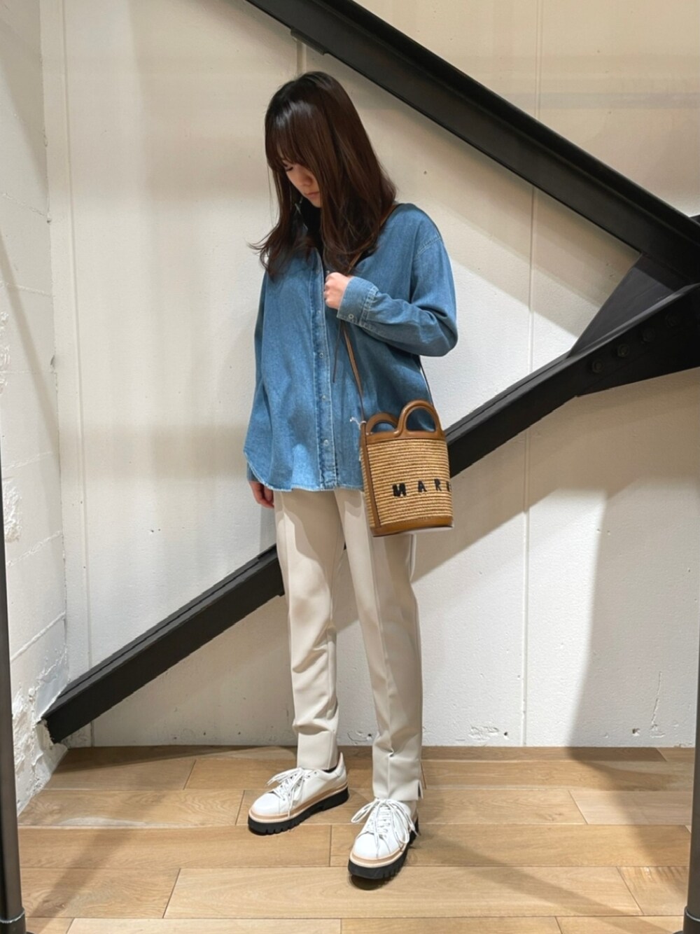 「デニム、デニムシャツ、テーパードパンツ、ベーシュ、レースアップシューズ、大人カジュアル、シンプル、MARNI、かごバッグ、春コーデ、パンツスタイル、カラーパンツ」｜「DROIT BELLOのDROIT BELLO（ドロイトベロ）テーパードパンツ（その他パンツ、ベージュ系）」を使った、Yukinob2ndさん（レディース・156cm）の冬コーディネートの1枚目の写真