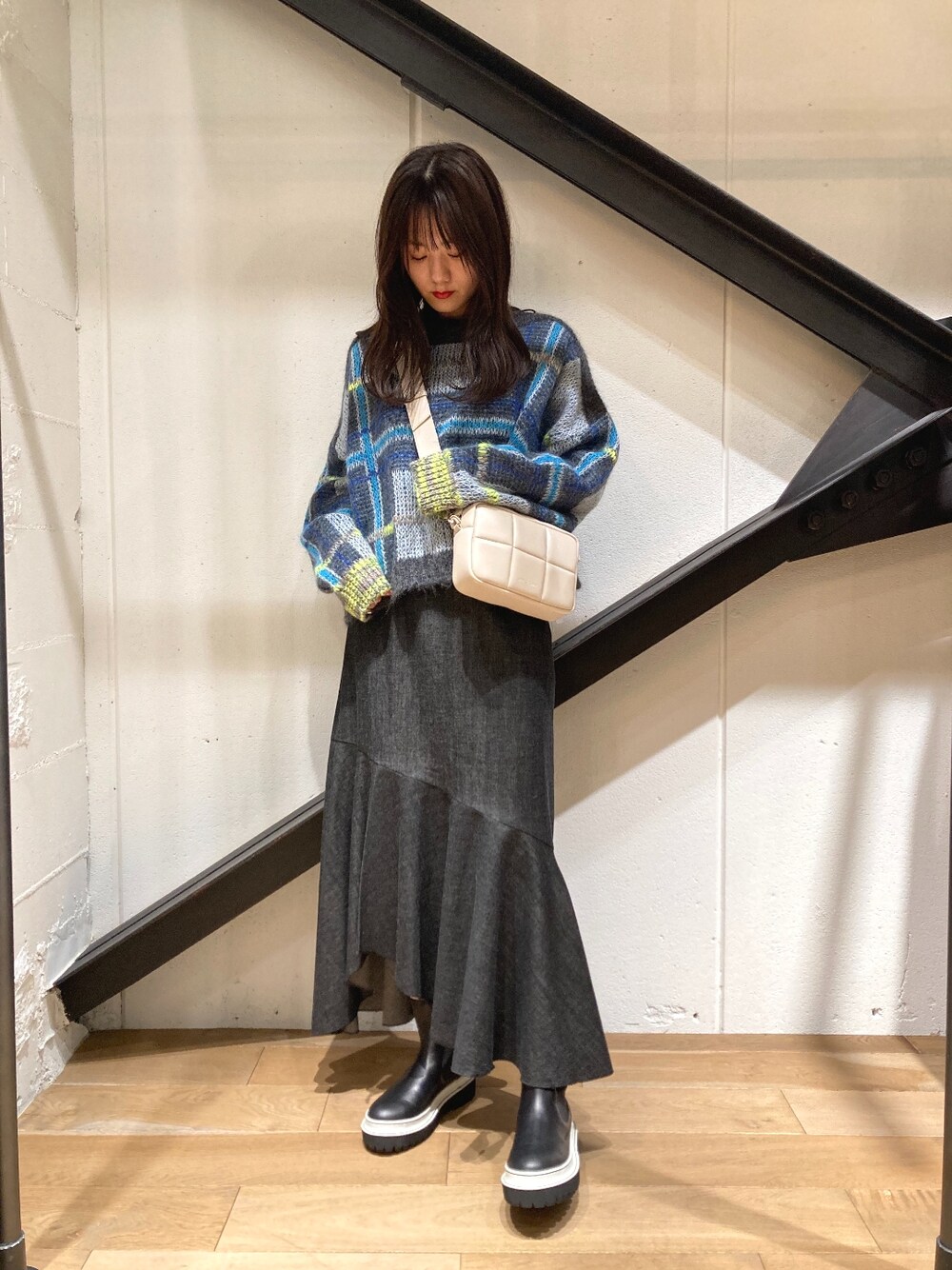 「B2nd、b2nd自由が丘、マーメイドスカート、デニム、スカート、チェック、ニット、ブーツ、サイドゴアブーツ、ブルー、青、オトナカジュアル、オトナ女子、秋コーデ」｜「MAISON MAVERICK PRESENTSのMAISON MAVERICK PRESENTS（メゾン・マベリック・プレゼンツ）サイドゴアブーツ/MS2258（ブーツ、ホワイト系）」を使った、Yukinob2ndさん（レディース・157cm）の秋コーディネートの1枚目の写真