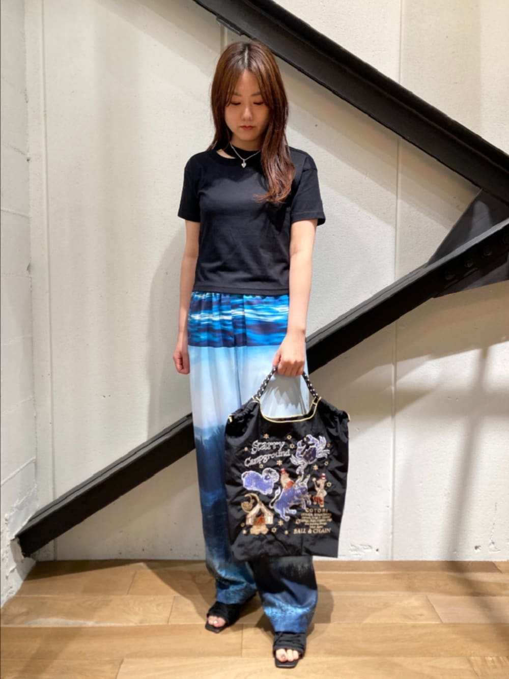 「Tシャツ、黒、黒Tシャツ、柄パンツ、パンツスタイル、サンダル、エコバッグ、ブラック、ブルー、青、夏、シンプルコーデ、夏コーデ、オトナ女子」｜「MAISON D' PULSEのMAISON D’ PULSE( メゾンドパルス ）Necklace_Heart charm/ネックレス（ネックレス、シルバー系）」を使った、Yukinob2ndさん（レディース・157cm）の夏コーディネートの1枚目の写真