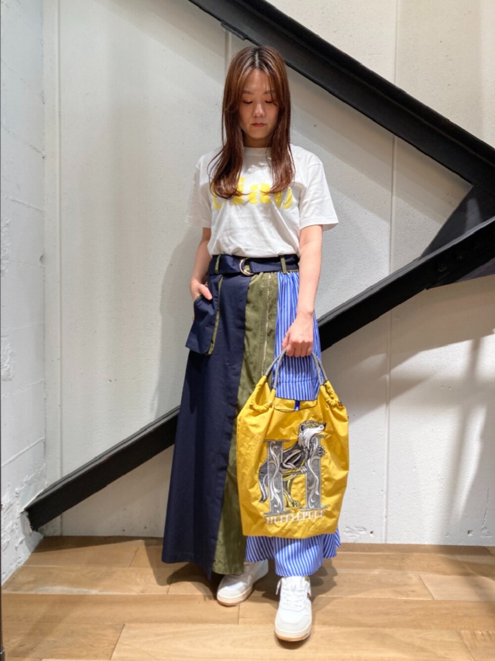 「休日スタイル、カジュアル、オトナカジュアル、スニーカー、夏、白スニーカー、スカート、ロゴT、シンプルコーデ、白Tシャツ、シンプル、オトナカワイイ、オトナ女子」｜「B'2ndのDROIT BELLO（ドロイトベロ）CiaoフロッキーTシャツ（Tシャツ/カットソー、イエロー系）」を使った、Yukinob2ndさん（レディース・157cm）の夏コーディネートの1枚目の写真