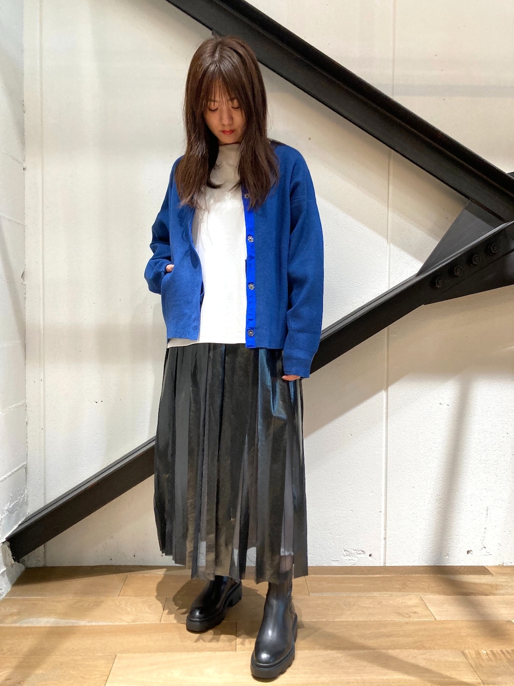 「B2nd、b2nd自由が丘、カジュアル、プリーツスカート、スカート、ブーツ、カーディガン、青、ブルー、オトナカジュアル、オトナ女子、今日のコーデ、秋コーデ、秋のコーデ」｜「DROIT BELLOのDROIT BELLO(ドロイトベロ) スソラウンドロングTシャツ２（Tシャツ/カットソー、ホワイト系）」を使った、Yukinob2ndさん（レディース・157cm）の秋コーディネートの1枚目の写真