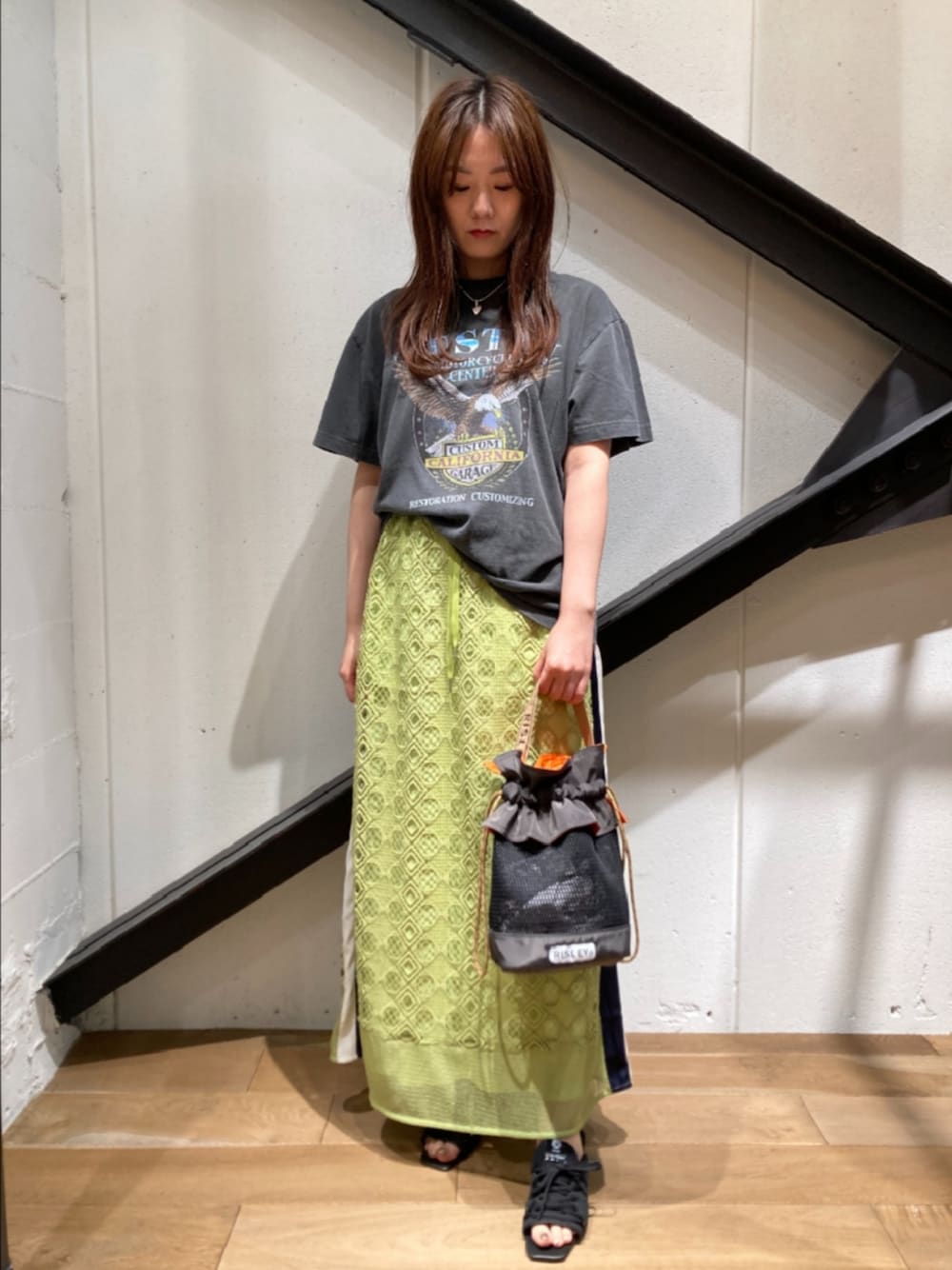 「ロゴT、バンドT、Tシャツ、スカート、レース、ラインスカート、スポーツミックス、サンダル、ミュール、メッシュ、ミニバッグ、オトナカジュアル、休日スタイル」｜「GOOD ROCK SPEEDのGOOD ROCK SPEED (グッドロックスピード) 別注イーグルTシャツ（Tシャツ/カットソー、グレー系）」を使った、Yukinob2ndさん（レディース・157cm）の夏コーディネートの1枚目の写真