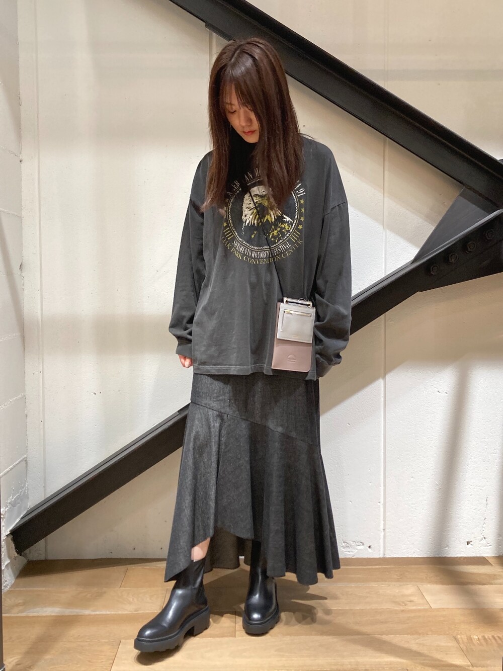 「B2nd、b2nd自由が丘、マーメイドスカート、スカート、デニム、ロングスカート、ロゴT、ブーツ、黒、グレー、カジュアル、秋コーデ、オトナカジュアル」｜「GOOD ROCK SPEEDのGOOD ROCK SPEED (グッドロックスピード)　別注イーグル ロンT（Tシャツ/カットソー、ブラック系）」を使った、Yukinob2ndさん（レディース・157cm）の秋コーディネートの1枚目の写真