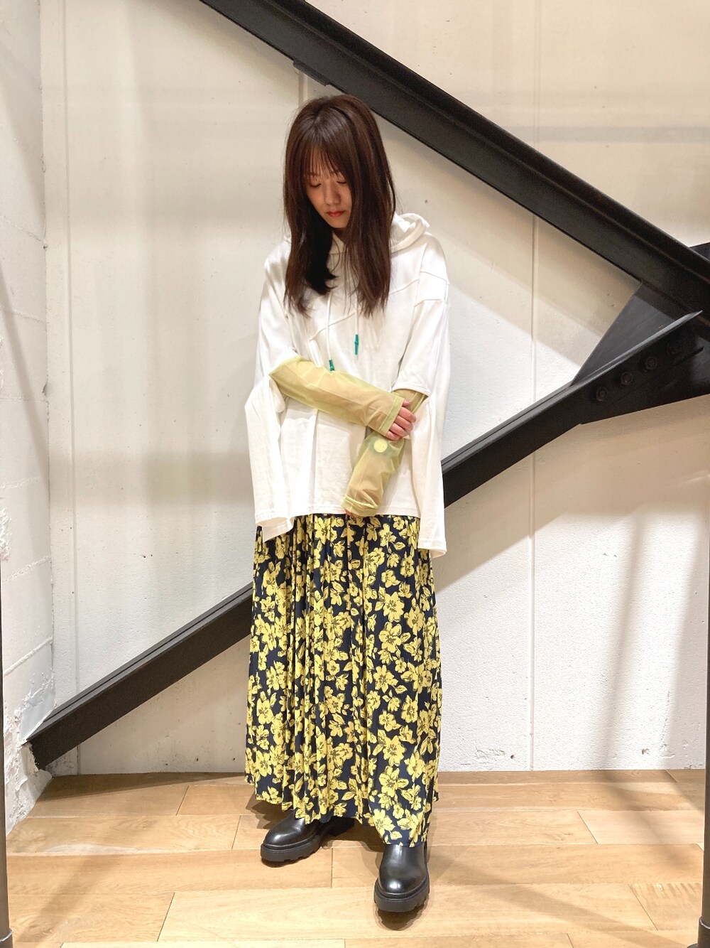 「B2nd、b2nd自由が丘、スカート、ロングスカート、マキシスカート、パーカー、白、花柄、シアーシャツ、レイヤードスタイル、オトナカジュアル、秋コーデ」｜「MunichのMunich（ミューニック）フラワープリントエコレーヨンギャザースカート（スカート、イエロー系）」を使った、Yukinob2ndさん（レディース・157cm）の秋コーディネートの1枚目の写真