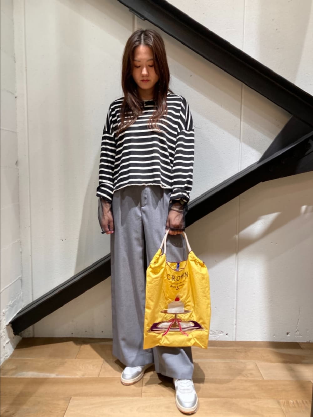 「ワイドパンツ、グレー、ボーダー、スニーカー、白スニーカー、エコバッグ、イエロー、黄色、オトナカジュアル、ラクチンコーデ、休日スタイル」｜「DROIT BELLOのDROIT BELLO（ドロイトベロ）別注チュールドッキングボーダーカットソー（Tシャツ/カットソー、ブラック系）」を使った、Yukinob2ndさん（レディース・157cm）の秋コーディネートの1枚目の写真