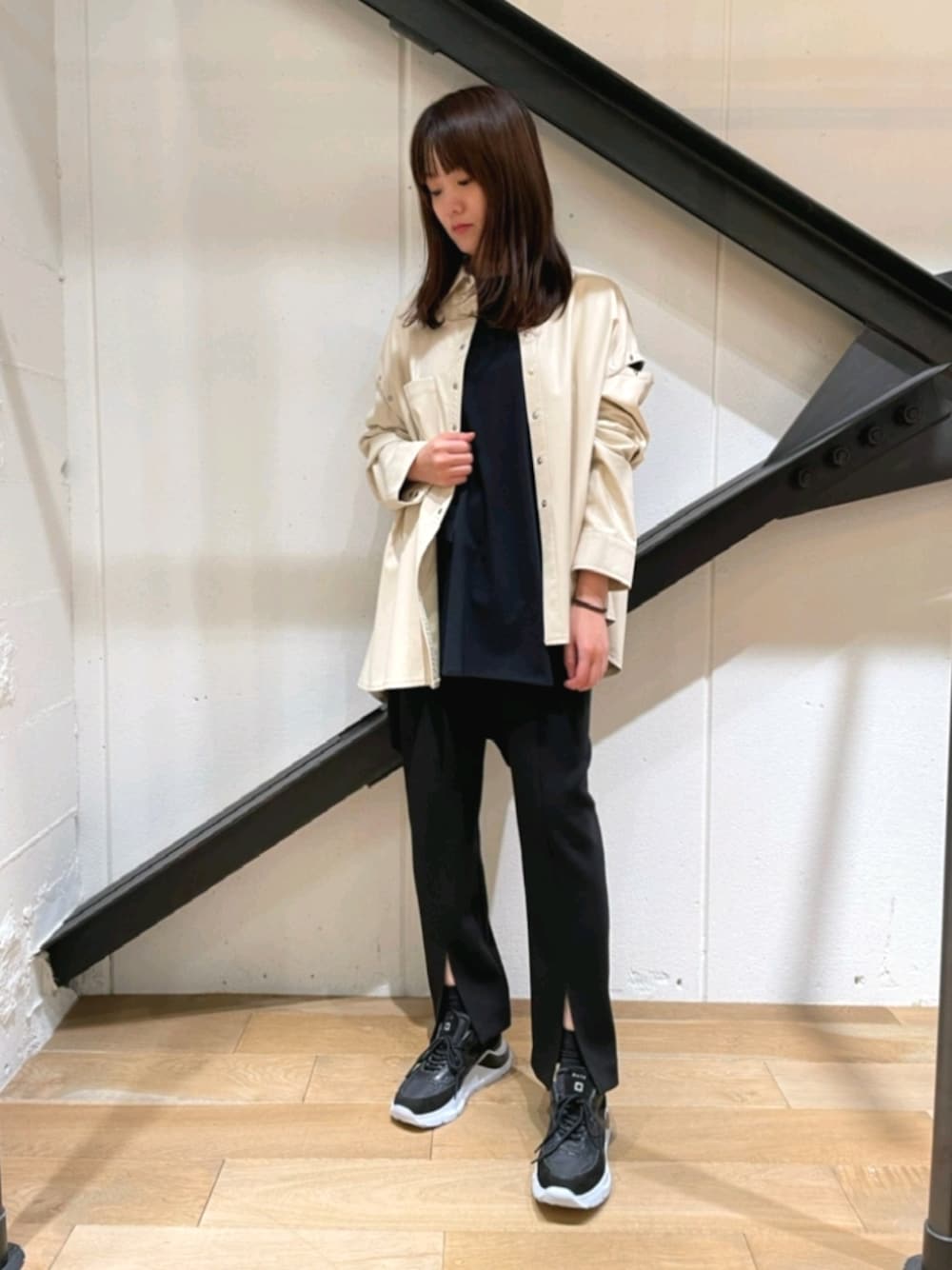 「フェイクレザー、オーバーサイズ、スリット、パンツスタイル、黒、シャツスタイル、スニーカー、カジュアル、秋のコーデ」｜「MARECHAL TERREのMARECHAL TERRE（マルシャルテル) スリットパンツ/ZMT216PT603（その他パンツ、ブラック系）」を使った、Yukinob2ndさん（レディース・156cm）の秋コーディネートの1枚目の写真