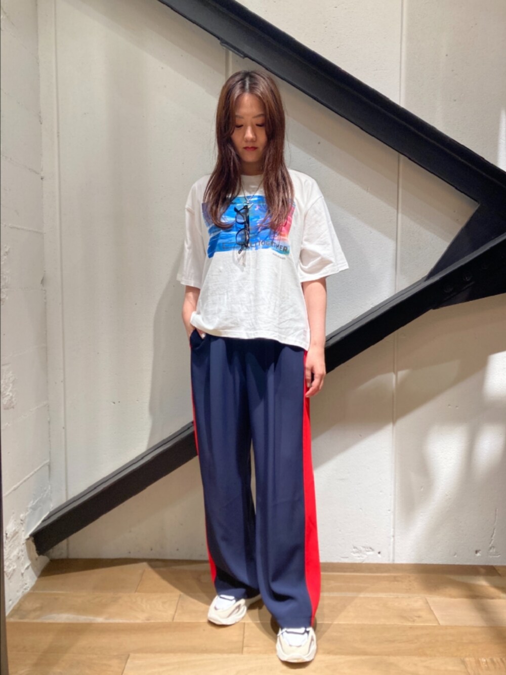 「スニーカー、ラインパンツ、ジャージ、プリントT、Tシャツ、カジュアル、スポーツミックス、オトナカジュアル、休日スタイル、シンプル、サングラス、ネックレス、シルバーアクセサリー」｜「D.A.T.E.のD.A.T.E.（デイト）FUGA/ナイロンブラック/W401-FG-NY-WB（スニーカー、ブラック系）」を使った、Yukinob2ndさん（レディース・157cm）の夏コーディネートの1枚目の写真